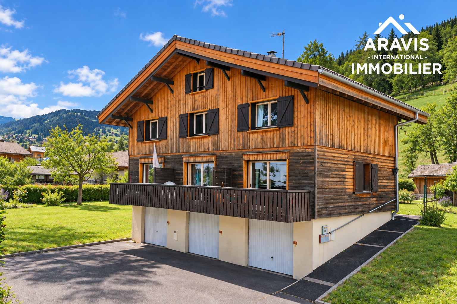 Maison composée de 3 appartements avec grands garages